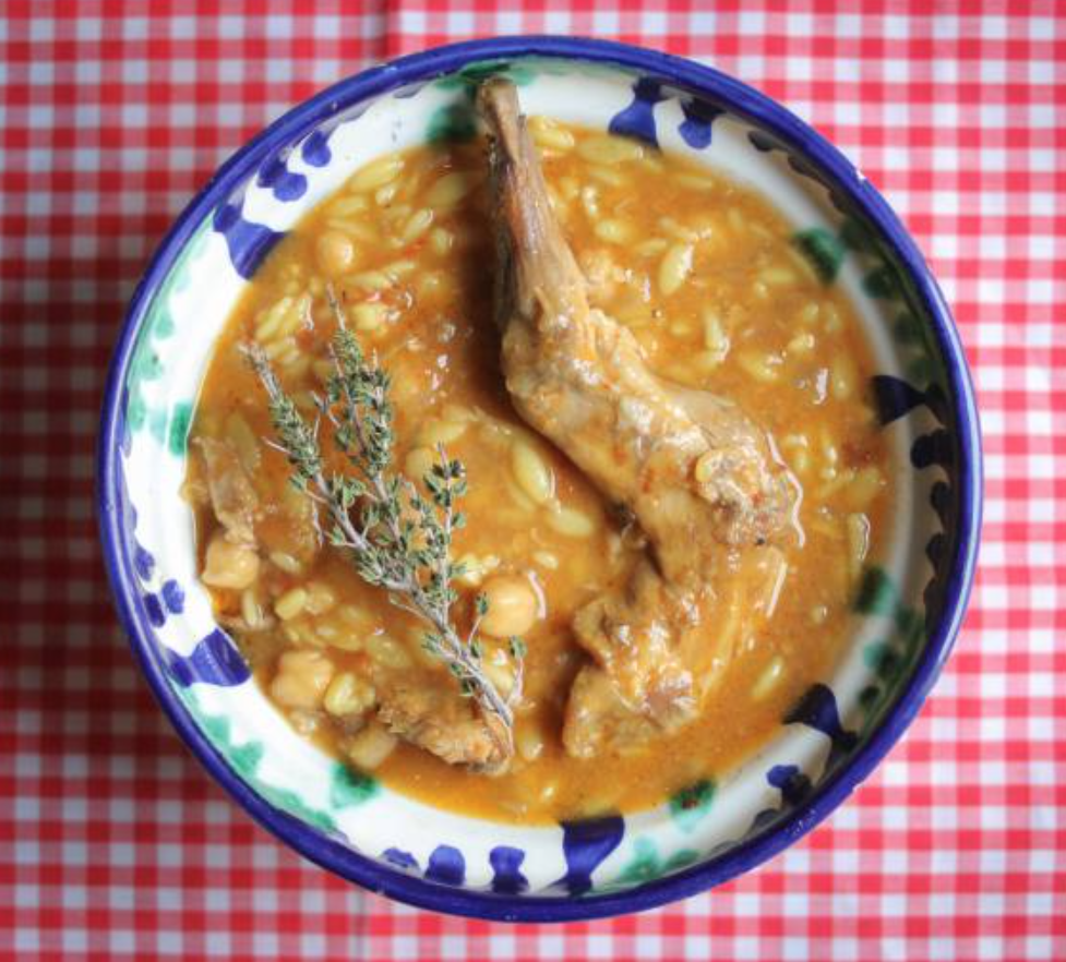 Ensalada de verduras variadas con gurullos de Almería  con conejo